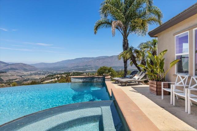 31662 Orange Blossom Ct, Valley Center CA: https://media.crmls.org/mediaz/98f2740c-52a8-40fb-8bb5-850e90acb171.jpg