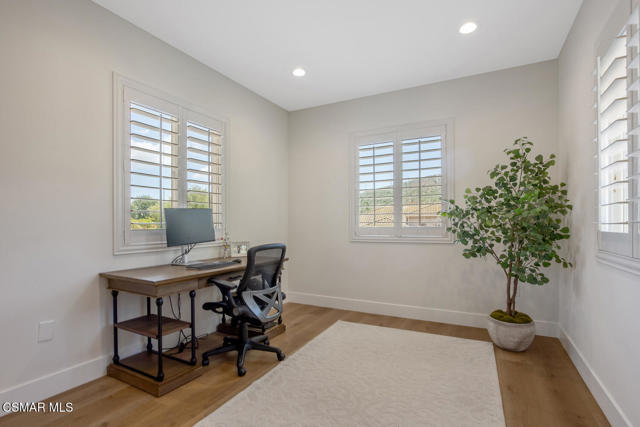 1615 Vista Oaks Way, Westlake Village CA: https://media.crmls.org/mediaz/98f30293-a009-47c8-b056-a48ee2643ee5.jpg