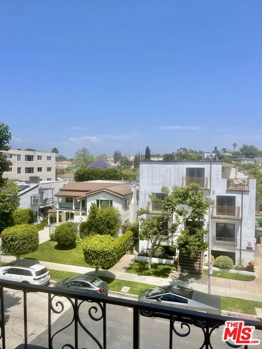 1097 S Bedford Drive, Los Angeles CA: https://media.crmls.org/mediaz/98f36984-6298-4c55-afd5-e7cc186203f1.jpg