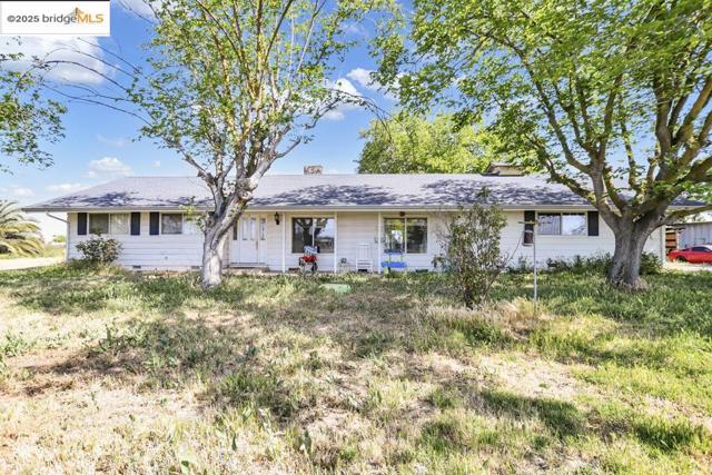 26893 Marsh Creek Rd, Brentwood CA: https://media.crmls.org/mediaz/98f3c74e-6b2d-4f66-9060-497685704d0a.jpg