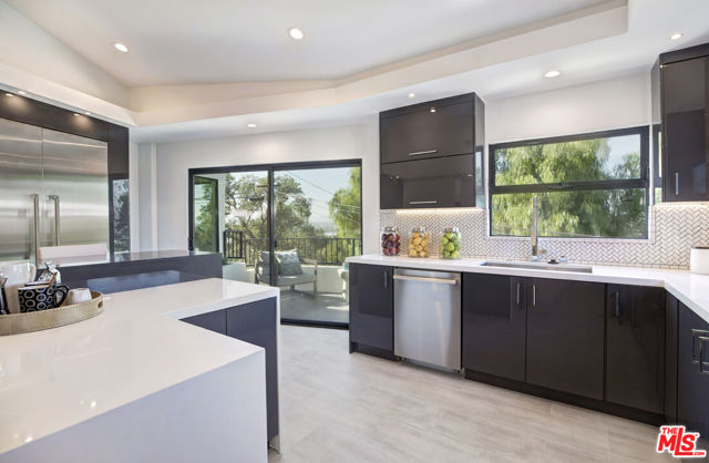 3712 Berry Drive, Studio City CA: https://media.crmls.org/mediaz/98f52f3f-1c6c-414d-8ebd-c1eed5cfce08.jpg