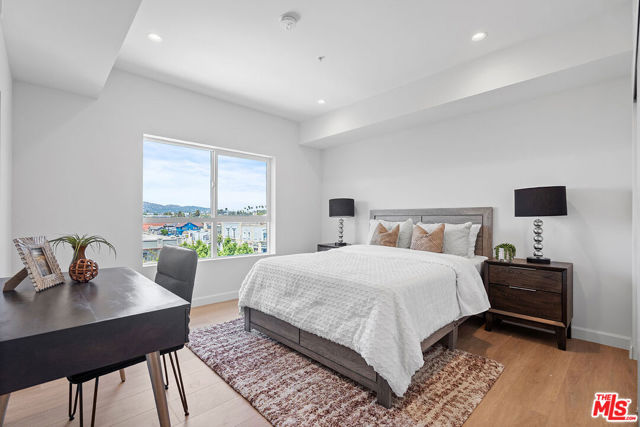 321 S Oxford Avenue, Los Angeles CA: https://media.crmls.org/mediaz/98f76116-e9f2-4c6e-8bbe-84c07d2b7915.jpg