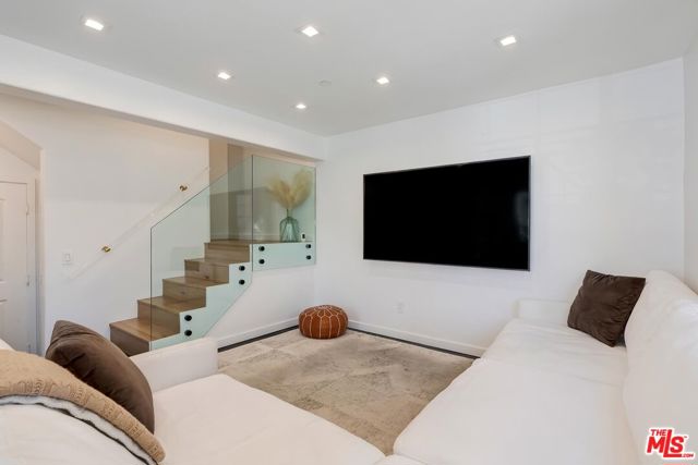 1521 S HAYWORTH Avenue, Los Angeles CA: https://media.crmls.org/mediaz/98f7d8c0-29f3-4de1-8f15-4dfec8ba48b9.jpg