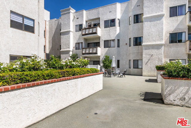 17914 Magnolia Boulevard, Encino CA: https://media.crmls.org/mediaz/98f93677-f3ba-4d31-ade1-4a281cb084a9.jpg