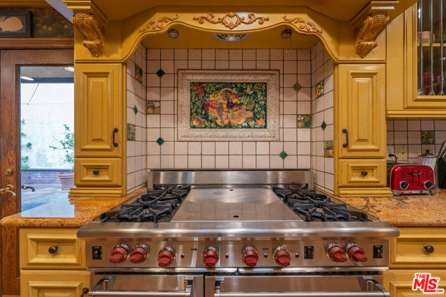 1242 Angelo Drive, Beverly Hills CA: https://media.crmls.org/mediaz/98f9395d-da92-4208-bf5b-23da85200705.jpg