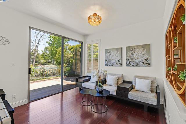 131 Diapian Bay, Alameda CA: https://media.crmls.org/mediaz/98f976fa-e7e4-4e78-80cb-10aa61ab86fa.jpg