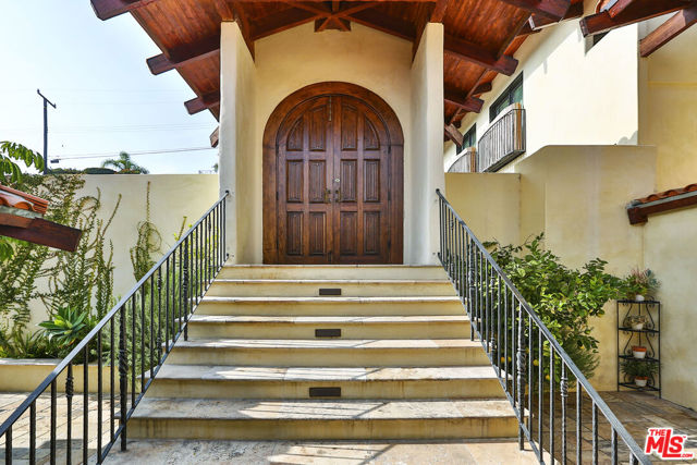 3504 Coast View Drive, Malibu CA: https://media.crmls.org/mediaz/98f9f1ad-d8a2-4799-a70f-c45d4bec944e.jpg