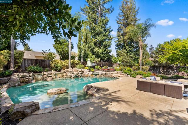 410 Hampton Court, San Ramon CA: https://media.crmls.org/mediaz/98fb3f5d-3723-4327-8caa-4bd23df2166f.jpg