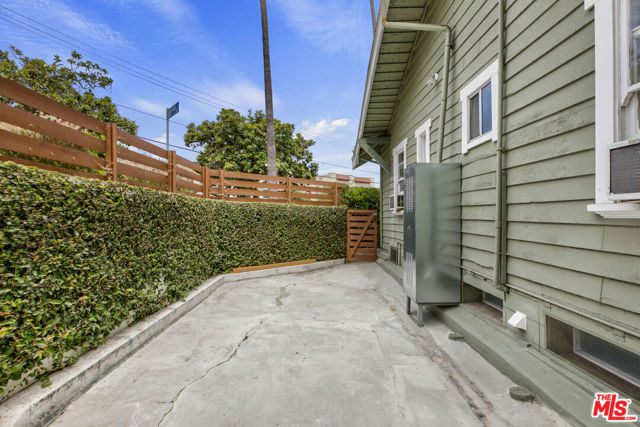 1404 Maltman Avenue, Los Angeles CA: https://media.crmls.org/mediaz/98fd85f9-7316-4793-b49d-624b6a941356.jpg