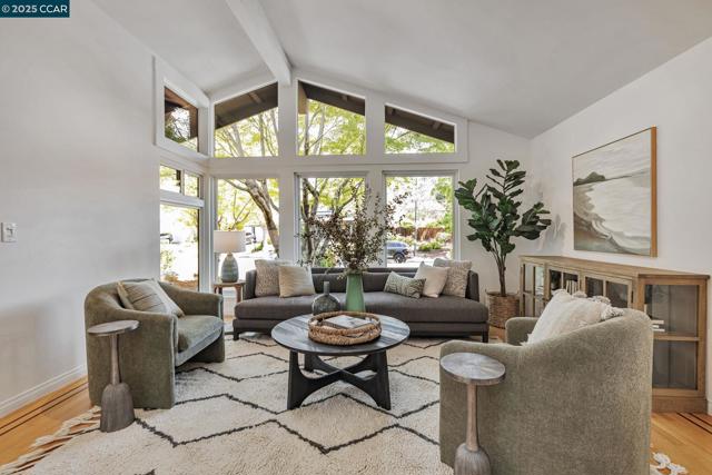 3180 Arbolado Dr, Walnut Creek CA: https://media.crmls.org/mediaz/98fdfed4-8a8a-4453-8994-164fd6ca5be5.jpg