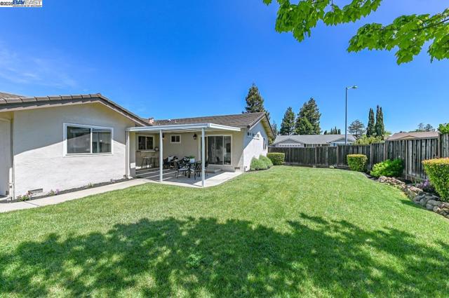 7864 Fairoaks Dr, Pleasanton CA: https://media.crmls.org/mediaz/98fe4675-96b2-45a3-912f-e9a7b3cc1267.jpg