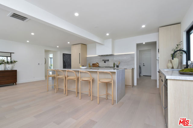 15431 Milbank Street, Encino CA: https://media.crmls.org/mediaz/98fe7a95-c8d3-4372-b7da-8ee4fc434548.jpg