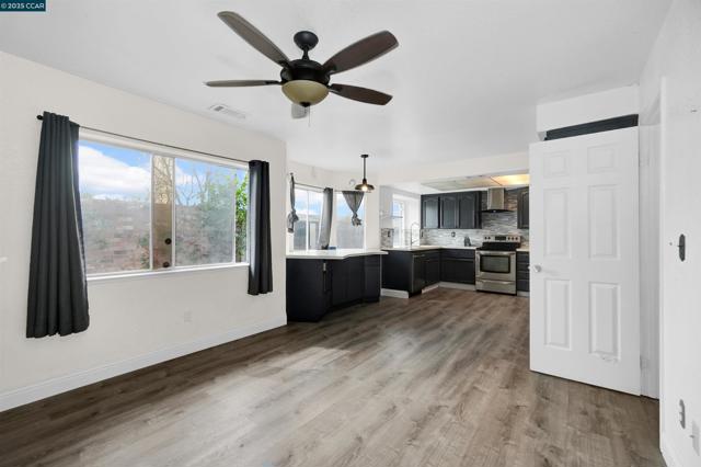 1974 Paradise Valley Ct, Tracy CA: https://media.crmls.org/mediaz/98fe87c8-e3a0-489c-be96-087a011b586f.jpg