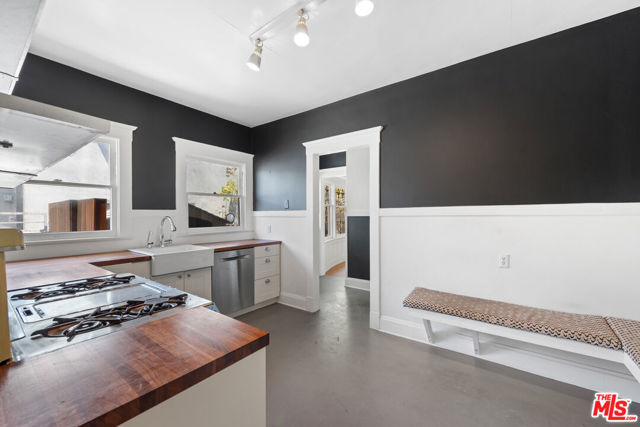 45 Breeze Avenue, Venice CA: https://media.crmls.org/mediaz/98feddde-0d15-4596-a2a7-1978cc5dc772.jpg