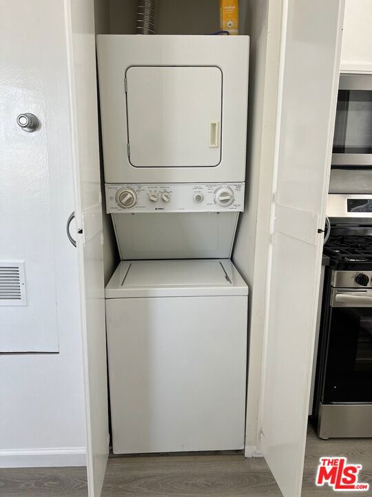 1837 18th Street, Santa Monica CA: https://media.crmls.org/mediaz/98ff03af-0b2d-467c-8ac6-25bbf784f477.jpg