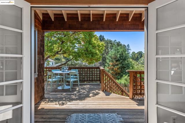 3176 Jordan Rd, Oakland CA: https://media.crmls.org/mediaz/98ff6c0e-8b42-4fe8-b26b-69da4f21d502.jpg