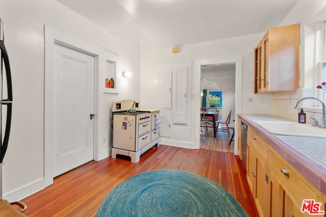 646 N Dillon Street, Los Angeles CA: https://media.crmls.org/mediaz/98ff762b-f18b-4edd-bf86-b830739ea849.jpg