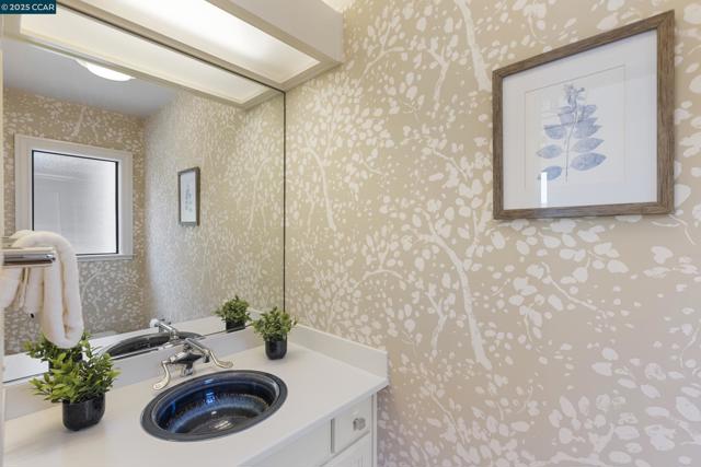 25 Watchwood Ct, Orinda CA: https://media.crmls.org/mediaz/98ff9b41-3220-4197-b58b-a348dd8042e2.jpg
