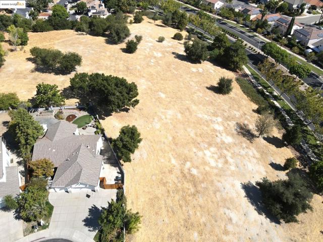 5213 Walker Ct, Antioch CA: https://media.crmls.org/mediaz/99000a0a-150c-4cfd-a948-b1db809fd327.jpg