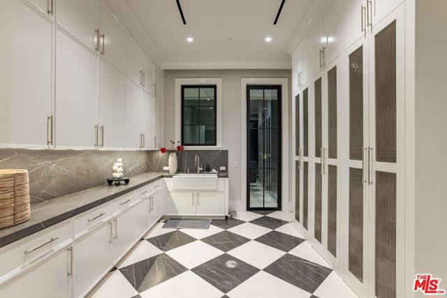 721 N Bonhill Road, Los Angeles CA: https://media.crmls.org/mediaz/99001933-7f5b-4326-b53a-be49f40bfadb.jpg