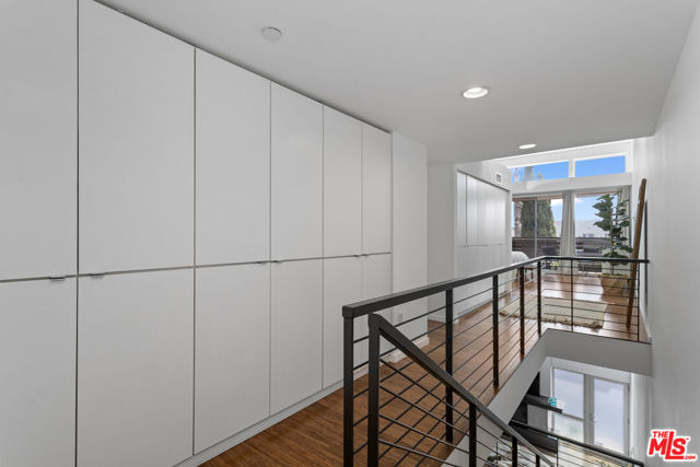 333 S Wilton Place, Los Angeles CA: https://media.crmls.org/mediaz/9902d9be-f11d-4624-bbcd-b86bbf23a9b6.jpg