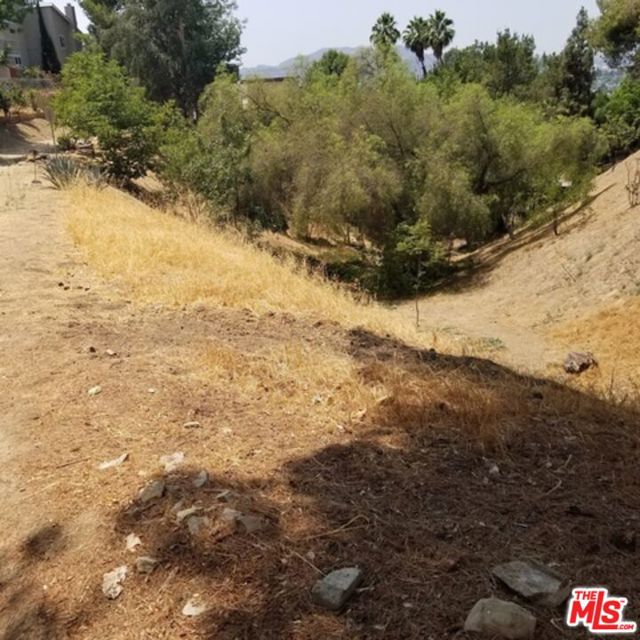 2500 Yorkshire Drive, Los Angeles CA: https://media.crmls.org/mediaz/99037455-96e1-44cb-b63a-9934827dfc15.jpg