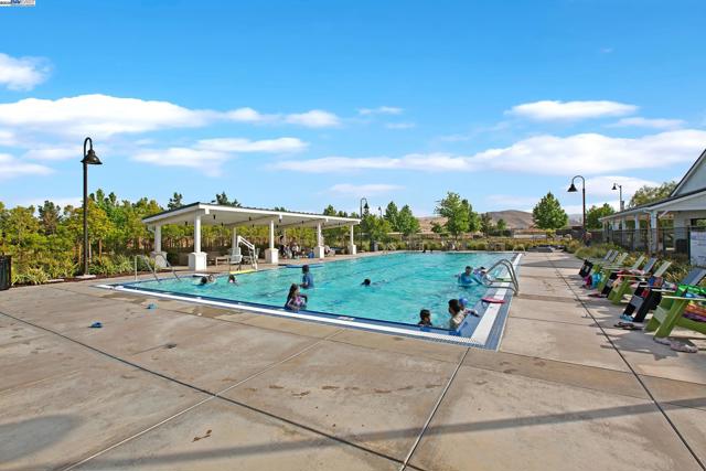 2222 Davie Pl, Tracy CA: https://media.crmls.org/mediaz/9903afda-fbd4-460b-9e79-8aa7bb6fe233.jpg
