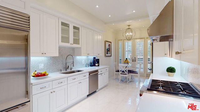 10120 Empyrean Way, Los Angeles CA: https://media.crmls.org/mediaz/9903c863-99a1-4c46-8471-6a950ba84fb1.jpg