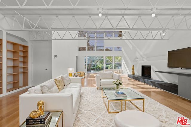 2153 Linnington Avenue, Los Angeles CA: https://media.crmls.org/mediaz/9903d8f2-7029-435d-95d9-433832a22ce2.jpg