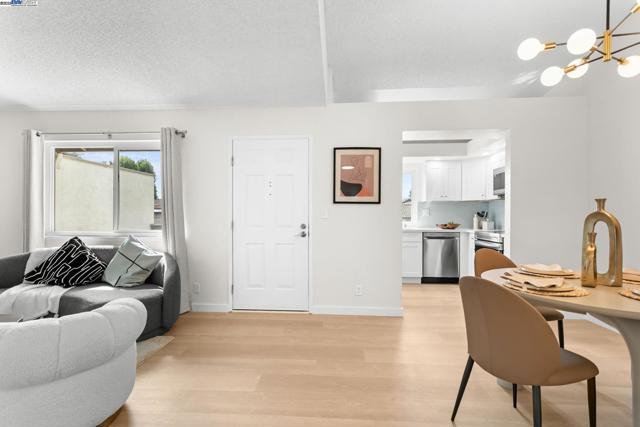 114 Hackamore Ln, Fremont CA: https://media.crmls.org/mediaz/99040b81-d333-4e95-93ca-d2446ae9e5af.jpg