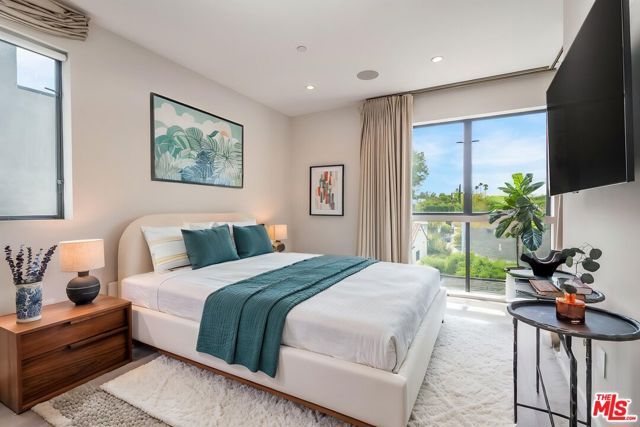 4427 Studio Place, Studio City CA: https://media.crmls.org/mediaz/99047da8-5364-4ce5-85c9-0a78ef8edd72.jpg