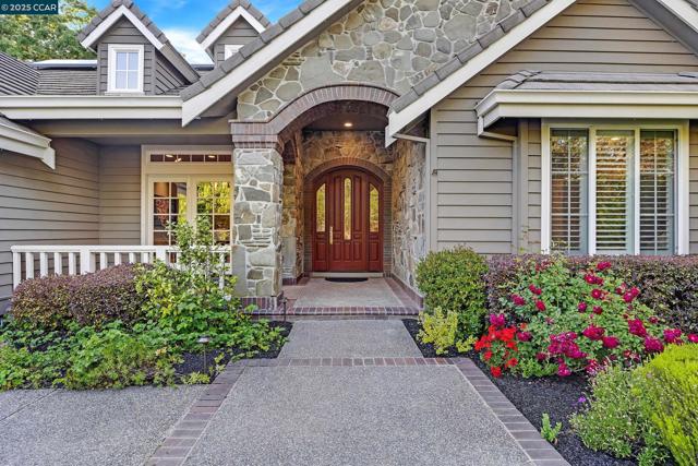 10 Woodside Dr, Danville CA: https://media.crmls.org/mediaz/9904a66d-bbb4-4ca7-8cf7-4433b001871f.jpg