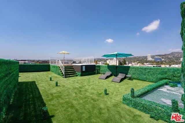 137 N Doheny Drive, West Hollywood CA: https://media.crmls.org/mediaz/99058be2-2d08-42ec-a54f-b960e512a2d0.jpg