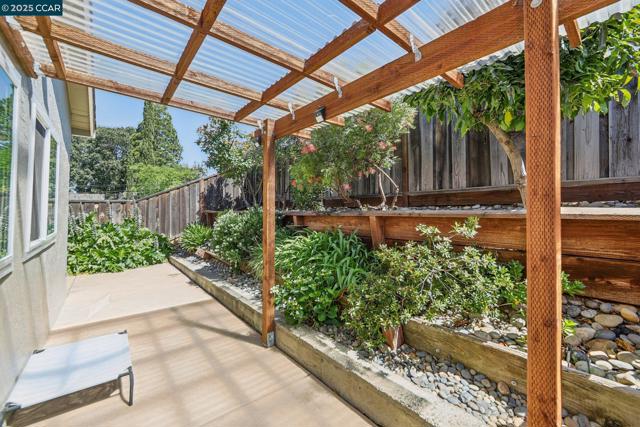 5521 Alaska Dr, Concord CA: https://media.crmls.org/mediaz/9906504c-7319-4c85-8bac-644d3db9056b.jpg