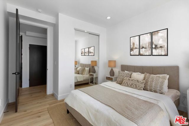542 1/2 N Serrano Avenue, Los Angeles CA: https://media.crmls.org/mediaz/9906b68f-0ee7-456e-8b75-48f4d43a31d2.jpg