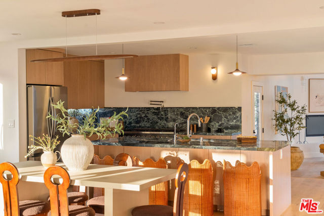 3820 S Burnside Avenue, Los Angeles CA: https://media.crmls.org/mediaz/99073858-971e-4a20-bb59-555f21998d1f.jpg