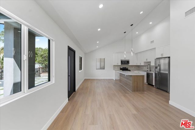 5530 Geer Avenue, Los Angeles CA: https://media.crmls.org/mediaz/990740ba-878c-430c-8e16-c941573ca7b6.jpg