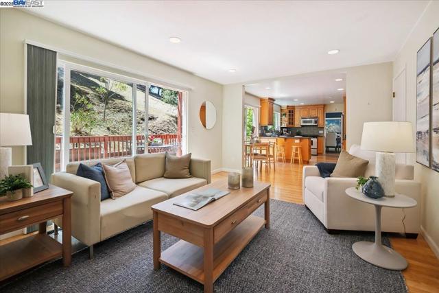 3457 Hackamore Dr, Hayward CA: https://media.crmls.org/mediaz/99087907-6a57-431f-bf85-e9a4b3d08702.jpg