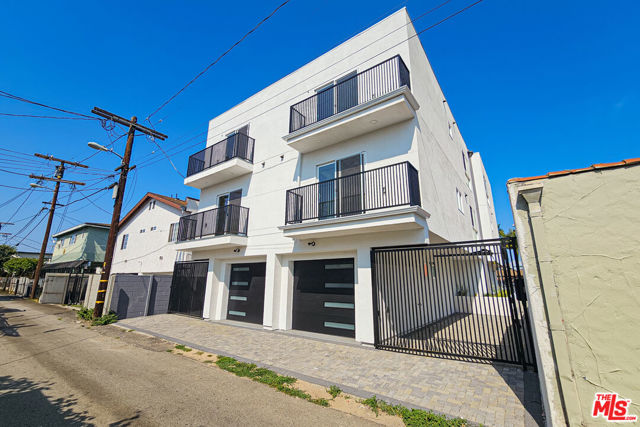 2055 S Garth Avenue, Los Angeles CA: https://media.crmls.org/mediaz/990942d9-1d1d-4bc4-9e5d-1b30aca9f39d.jpg