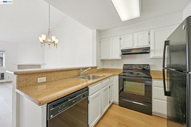 39206 Guardino Dr, Fremont CA: https://media.crmls.org/mediaz/990974bd-8e16-45e4-9a6d-ea87d323203f.jpg