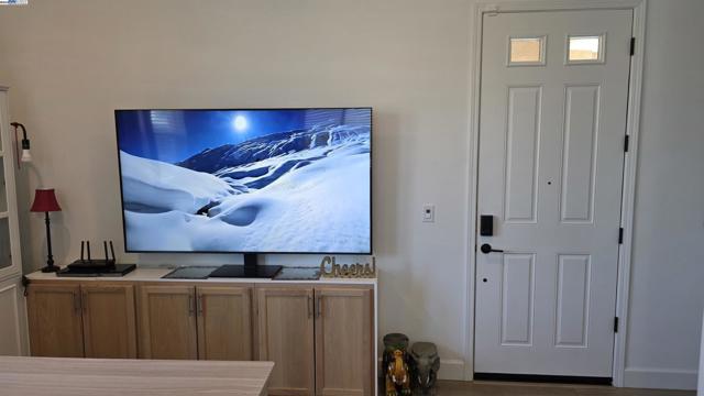 4709 Iron Bird Dr, Folsom CA: https://media.crmls.org/mediaz/990aa81c-4684-4217-a723-3f5675dd8f79.jpg