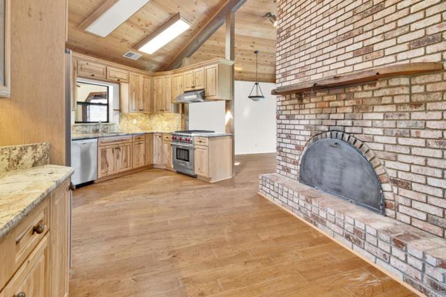 50145 Adobe Place, Lockwood CA: https://media.crmls.org/mediaz/990ac428-959c-4d9a-9fe4-e34ae5238fdb.jpg