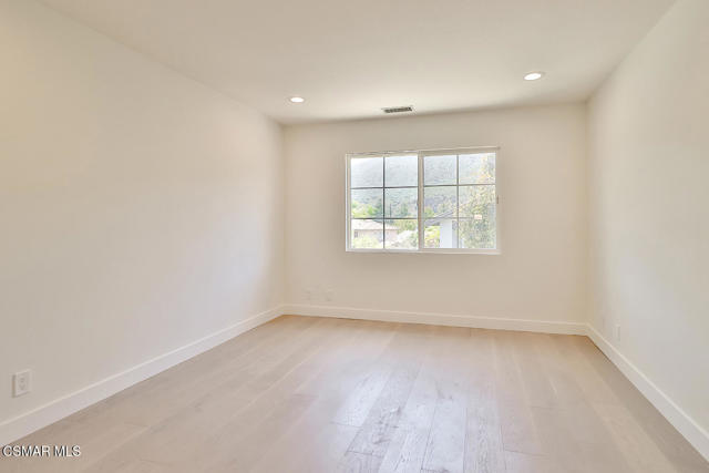 3327 Olivegrove Place, Thousand Oaks CA: https://media.crmls.org/mediaz/990b2830-11d1-49a0-8cdd-32e215dee101.jpg