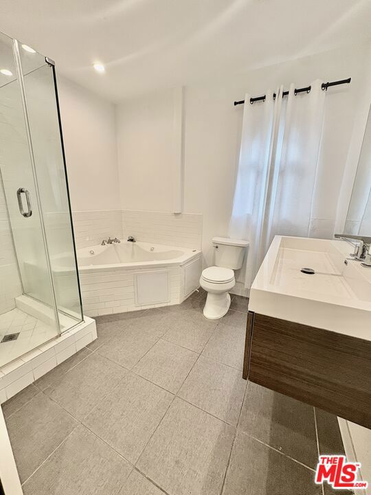 404 N Gardner, Los Angeles CA: https://media.crmls.org/mediaz/990b48fc-6524-4fce-9f65-6de75a263365.jpg