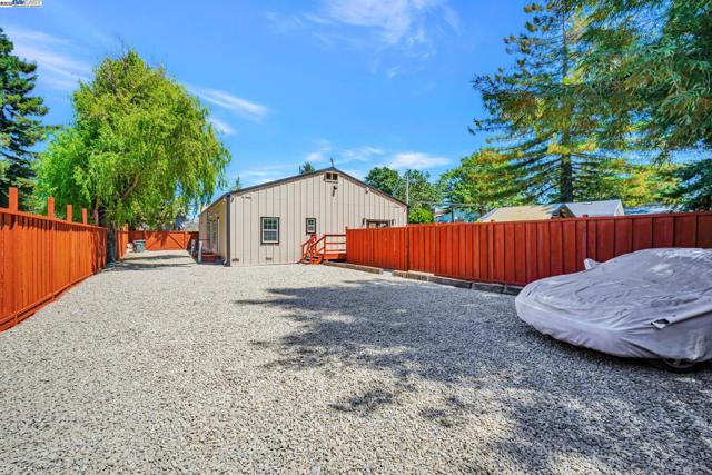 3920 Gravenstein Hwy, Sebastopol CA: https://media.crmls.org/mediaz/990b6dda-12f9-4494-a5e3-a315a83977d9.jpg