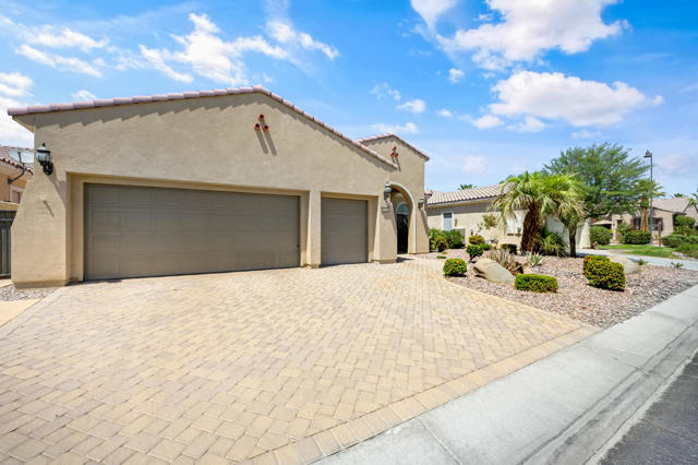 81554 Avenida Sombra, Indio CA: https://media.crmls.org/mediaz/990bad09-4925-4933-a0e3-251d2d20818d.jpg