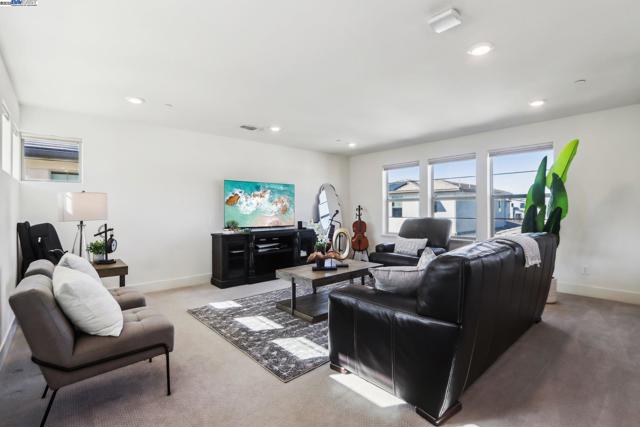 5623 Central Pkwy, Dublin CA: https://media.crmls.org/mediaz/990da518-6b8f-4523-b836-1d8b0c38bbd5.jpg
