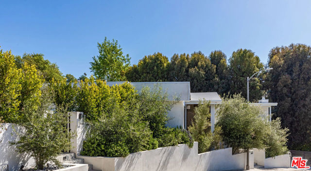 2600 Zorada Drive, Los Angeles CA: https://media.crmls.org/mediaz/990db057-ee14-41df-ad5a-adabb673c741.jpg