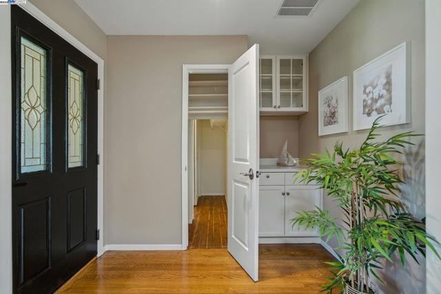 420 Camden Rd, Alameda CA: https://media.crmls.org/mediaz/990e011d-4fde-4d74-9b64-a1cd1957c353.jpg