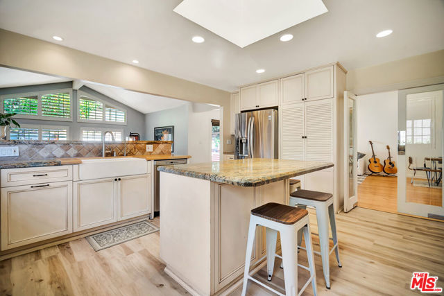 5252 Vanalden Avenue, Tarzana CA: https://media.crmls.org/mediaz/990ea80a-8f5f-423c-a06f-3722c4400073.jpg